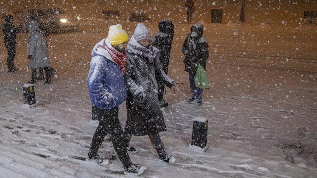 Şiddetini artıran kar yağışı İstanbul'u kısa sürede beyaza bürüdü! İşte megakentten kar manzaraları