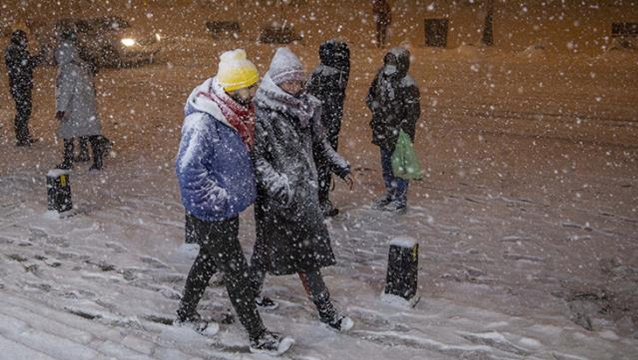 Şiddetini artıran kar yağışı İstanbul'u kısa sürede beyaza bürüdü! İşte megakentten kar manzaraları