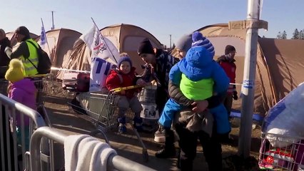 Helfer am Grenzübergang Siret: "Wir verteilen Lebensmitteln, Süßigkeiten und Windeln"