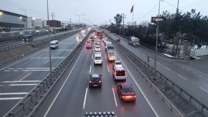 Kocaeli'de bariyerlere çarpan tır ulaşımı aksattı