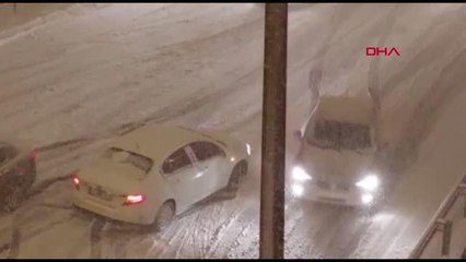 İSTANBUL-ANİDEN BASTIRAN KARLA SÜRÜCÜLER 15 TEMMUZ KÖPRÜSÜ ÇIKIŞINDA ZOR ANLAR YAŞADI