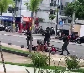 Télécharger la video: Assaltantes são rendidos e presos em flagrante após roubo na Avenida da Abolição, em Fortaleza