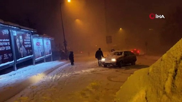 İstanbul'da kar yağışı etkisini artırdı, bazı sürücüler yolda kaldı