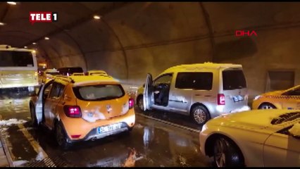 Yolda kalan sürücüler kar topu oynadı