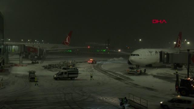 İSTANBUL HAVALİMANI'NDA KARLA MÜCADELE ÇALIŞMALARI ARALIKSIZ SÜRÜYOR