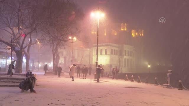 İstiklal Caddesi beyaza büründü