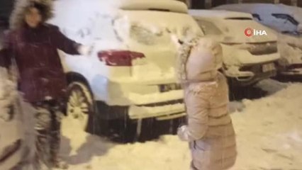 Eyüpsultan'da çocukların kar sevinci