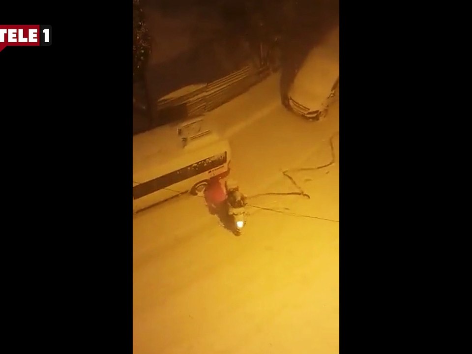 İstanbul'da bazı motokuryeler yoğun kar yağışına rağmen çalışıyor!