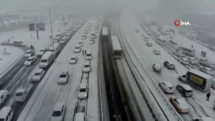 E-5'te mahsur kalan araçlar havadan görüntülendi! Trafik durma noktasına geldi