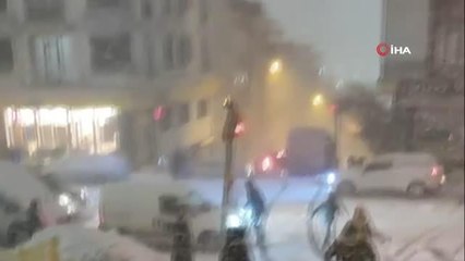 Karda kontrolden çıkan araç yol kenarındaki araçlara böyle vurdu