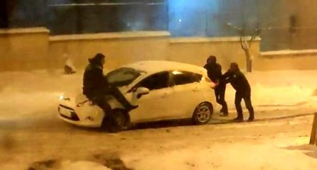 Yolda mahsur kalan sürücülerin imdadına polisler yetişti