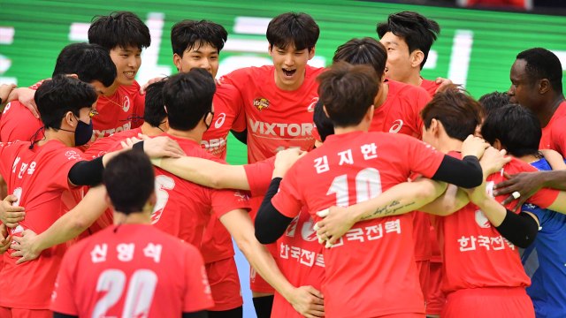 한국전력, 삼성화재 3：0 완파...'봄 배구' 희망 살렸다 / YTN