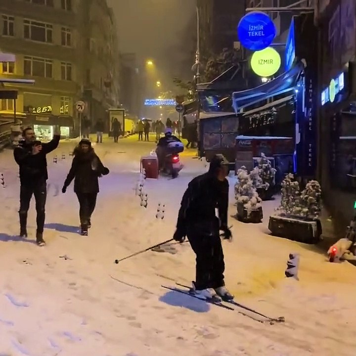 Kadıköy sokaklarında kayak keyfi