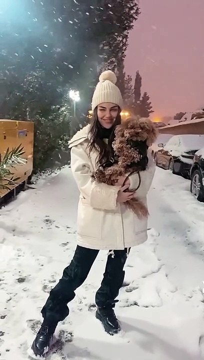 Yağmur Tanrısevsin ve köpeğinin kay keyfi herkesin içini ısıttı
