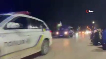 Ukraynalılar, Savaşta Hayatını Kaybeden Askeri Diz Çökerek Uğurladı