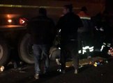 Kazaya müdahale eden polis memuru kamyonun altında kaldı