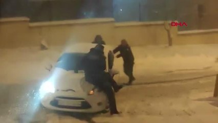 KARTAL'DA POLİS HEM YOLDA KALAN ARAÇLARI İTELEDİ HEM DE ÇOCUKLARLA KARTOPU OYNADI