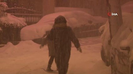 Sarıyer'de kar yağdı, büyükler ve çocuklar eğlendi