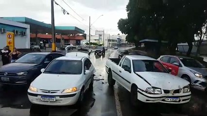 Saveiro bate na traseira de Celta na Av. Brasil; mulher fica ferida