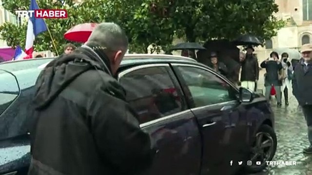 Fransız ırkçı aday Zemmour'a yumurtalı saldırı