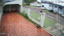 Imagens flagram moto sendo furtada no Bairro Pacaembu, em Cascavel