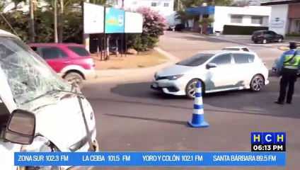 Camioncito por poco tumba poste de energía eléctrica en el Anillo Periférico