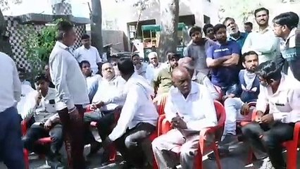 Tải video: गुस्साए पार्षदों और ठेकेदारों ने लगाया एसपी ऑफिस में सांकेतिक धरना, प्रदर्शन कर मांगा न्याय