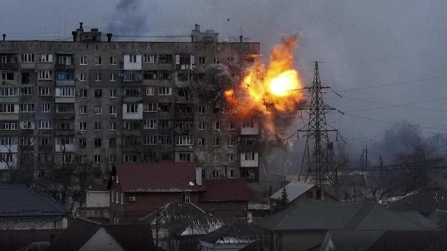 Evacuation in Ukraine, Russians siege airfield | Haunting images of invasion