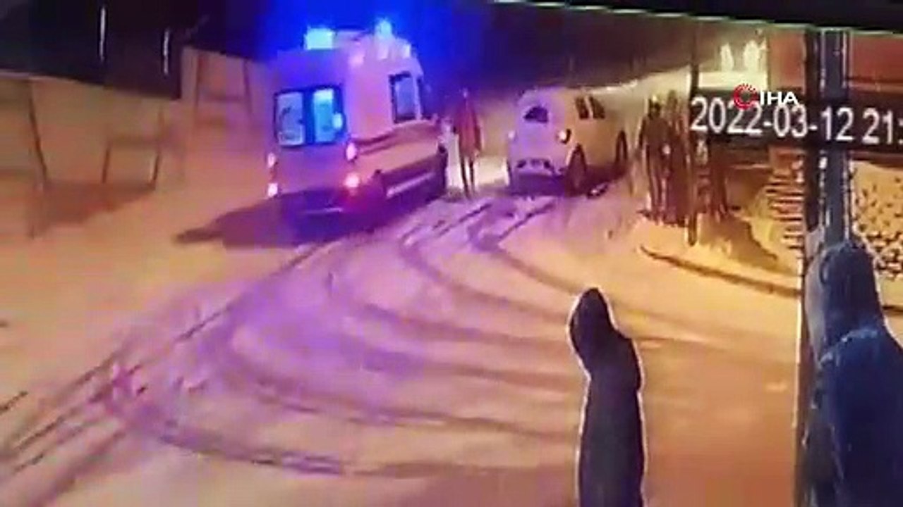 Yağan kar zincirleme kazaya sebep oldu! Saniye saniye kameralara yansıdı