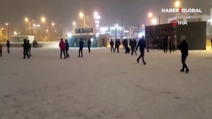 Kocaeli'deki İzmit Kent Meydanı'nda yaklaşık 200 kişi aynı anda kartopu oynadı