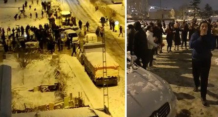 Karda halay çekip oyun havası oynadılar