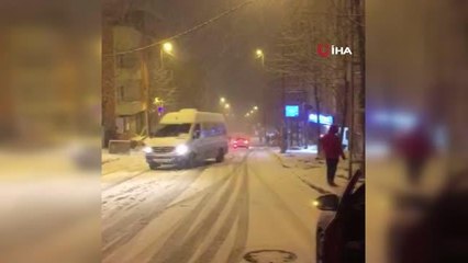 Servis aracına çarpmamak için yön değiştiren araç beton bloka çarptı...O anlar kamerada