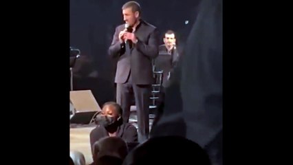 كاظم الساهر يكمل حفله جالساً على مقعد بسبب دوار مفاجئ