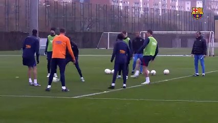 El rondo aéreo del Barça en el entrenamiento / FCB