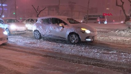 İSTANBUL ? BEŞİKTAŞ'TA ARAÇLAR YOLDA KALDI