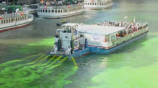 La ciudad de Chicago tiñe de verde el río para celebrar San Patricio