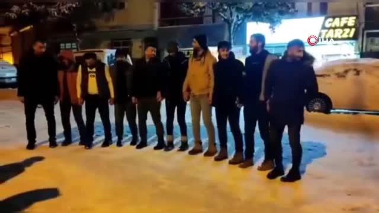 İstanbul'da gençler karın keyfini halay çekerek çıkardı