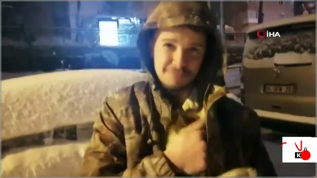 Patileri donan kediyi evine götürdü