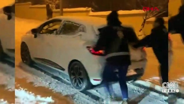 Polis yolda kalanlara yardım etti, çocuklarla kar topu oynadı