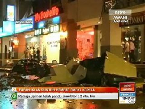 Papan iklan runtuh hempap empat kereta