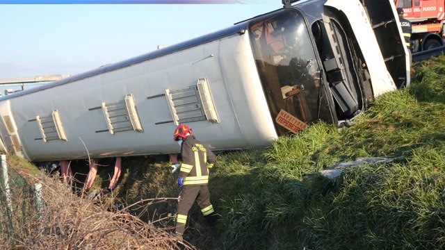 Incidente ucraini in A14, morta una donna: il video dei soccorsi