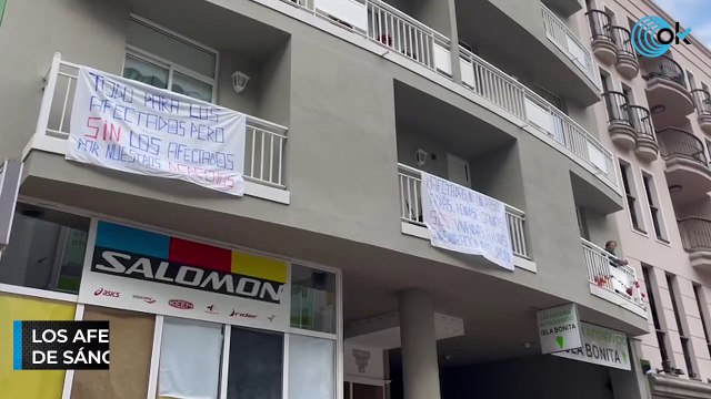 Los afectados por el volcán de La Palma reciben al Gobierno de Sánchez con pancartas por la falta de ayudas