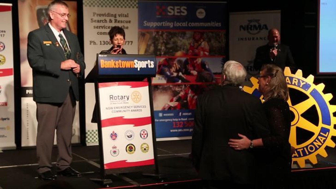 ILLAWARRA MERCURY. Linda Hurley sings for Carole & Ian Johnston's anniversary. Video: Greg Ellis.