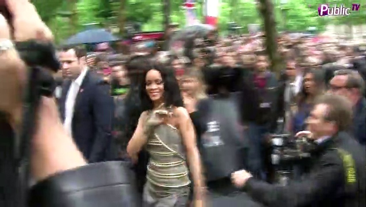 Exclu Vidéo : Best Of de l'année 2014 : En juin, Rihanna déclanchait l'hystérie de ses fans au Sephora des Champs-Elysées !