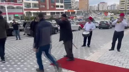 Kahramanmaraş'ta yaşlı adam bir iş yerinin açılışı sırasında çalan müziğe dayanamayıp böyle oynadı