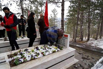 Şehit annesi, mezar taşındaki oğlunun fotoğrafını öpüp sevdi