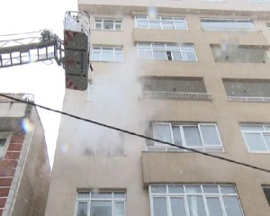 MALTEPE'DE YANGINDA MAHSUR KALANLARI İTFAİYE KURTARDI