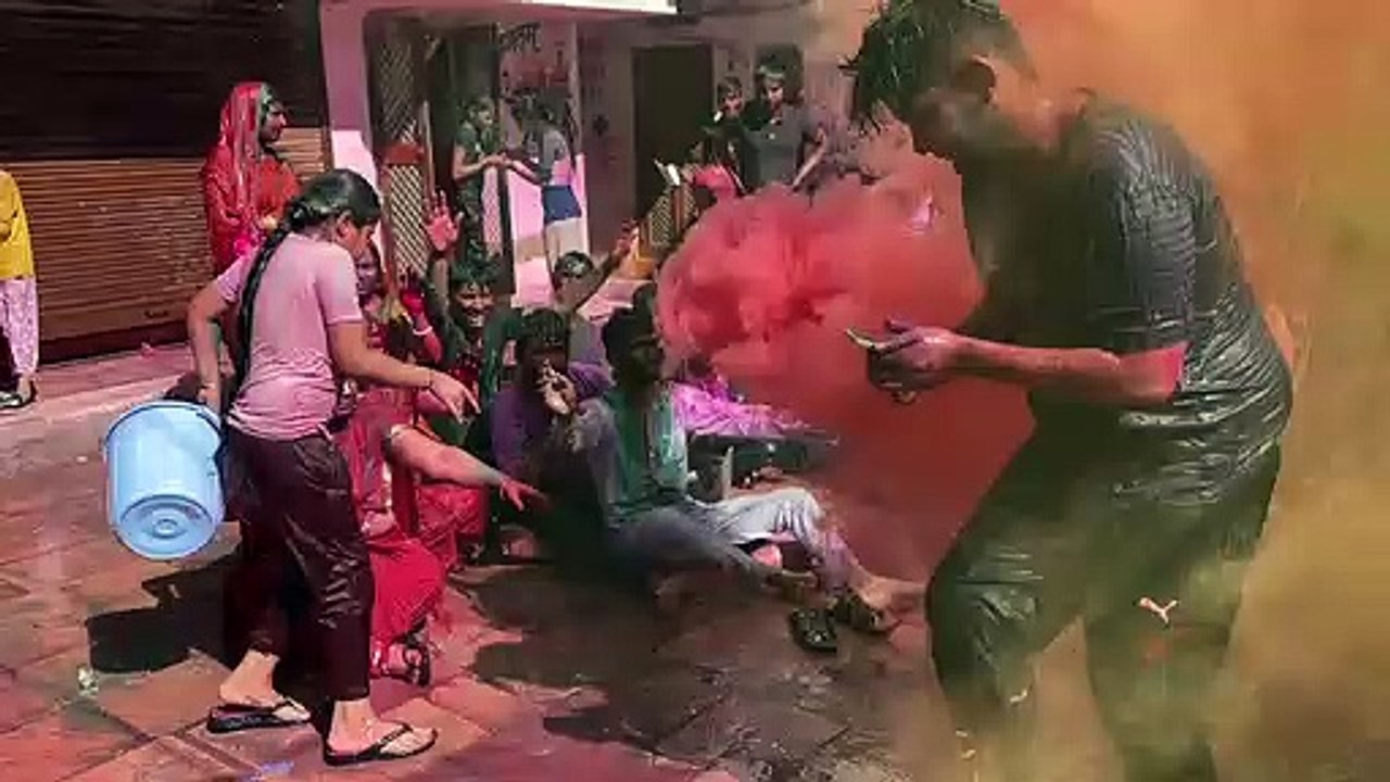 Video: रंग-गुलाब की बारिश में रंग-बिरंगी हुई स्वर्णनगरी