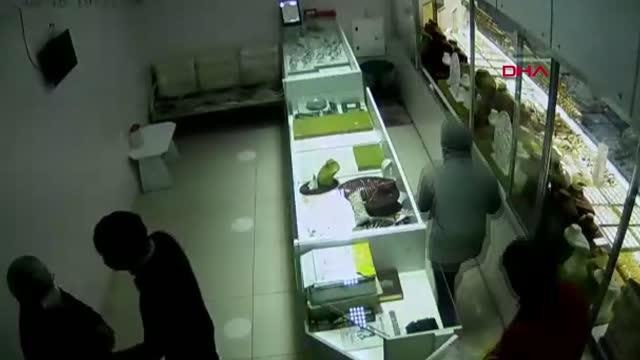 ÇORUM'DA KUYUMCU SOYGUNCULARI YAKALANDI; ALTINLARI MEZARA GÖMMÜŞLER