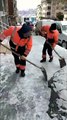 Belediye işçileri kaldırımdaki buzları horon eşliğinde kırdı